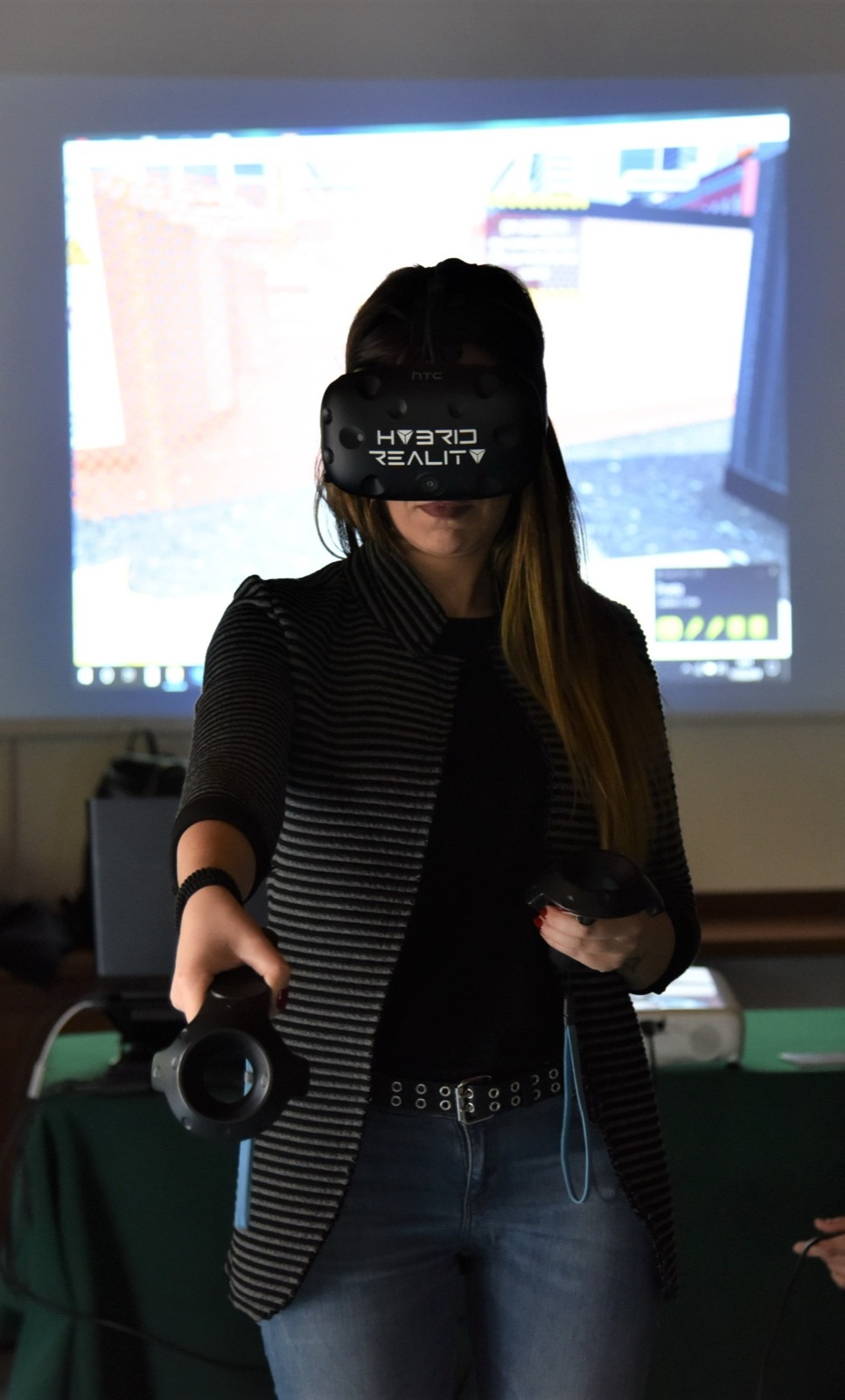 Una partecipante al Safety BarCamp AiFOS con il visore