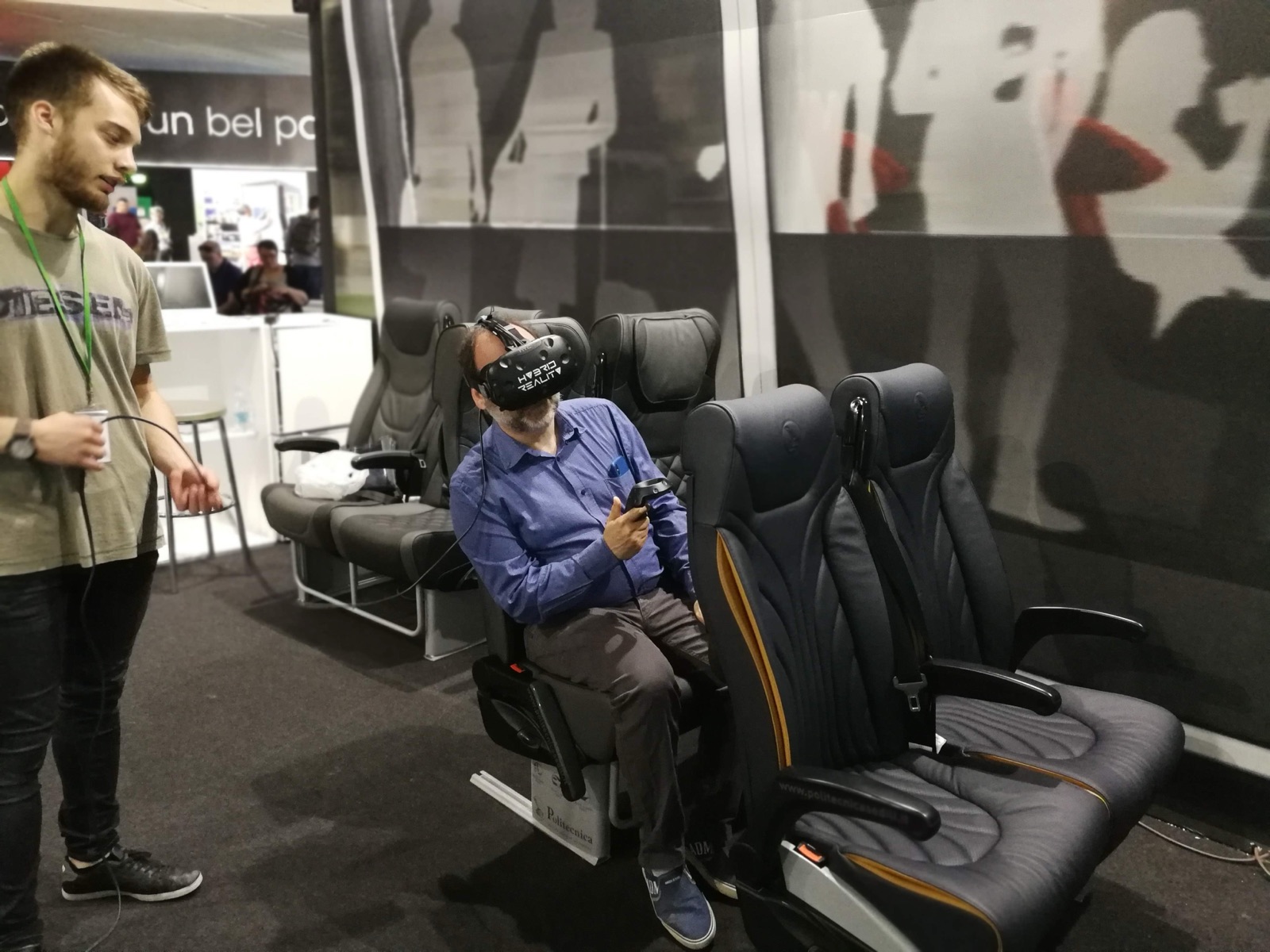 Un visitatore prova il veicolo Next in VR alla Fiera di Padova