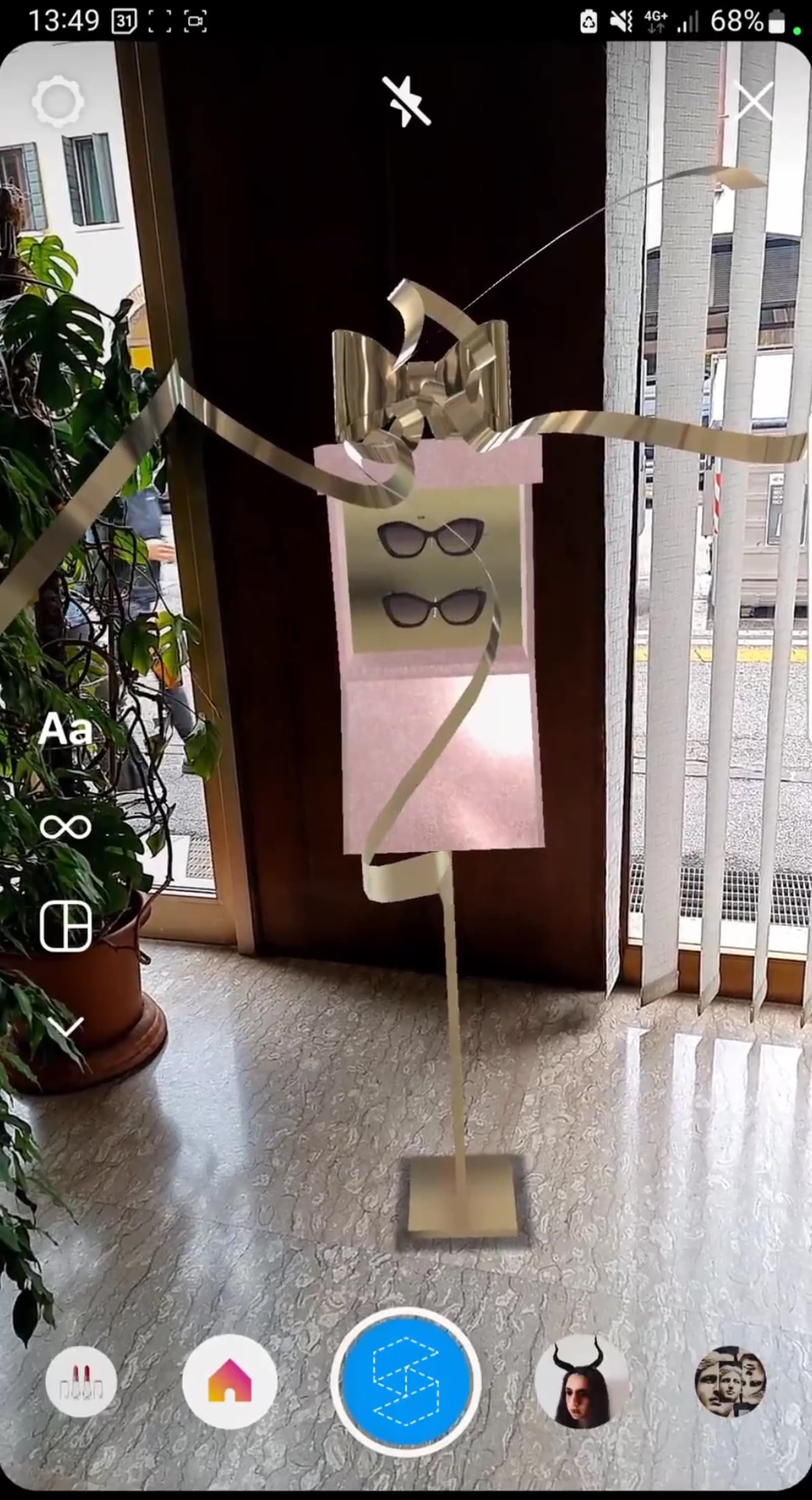 L'installazione AR della vetrina Guess