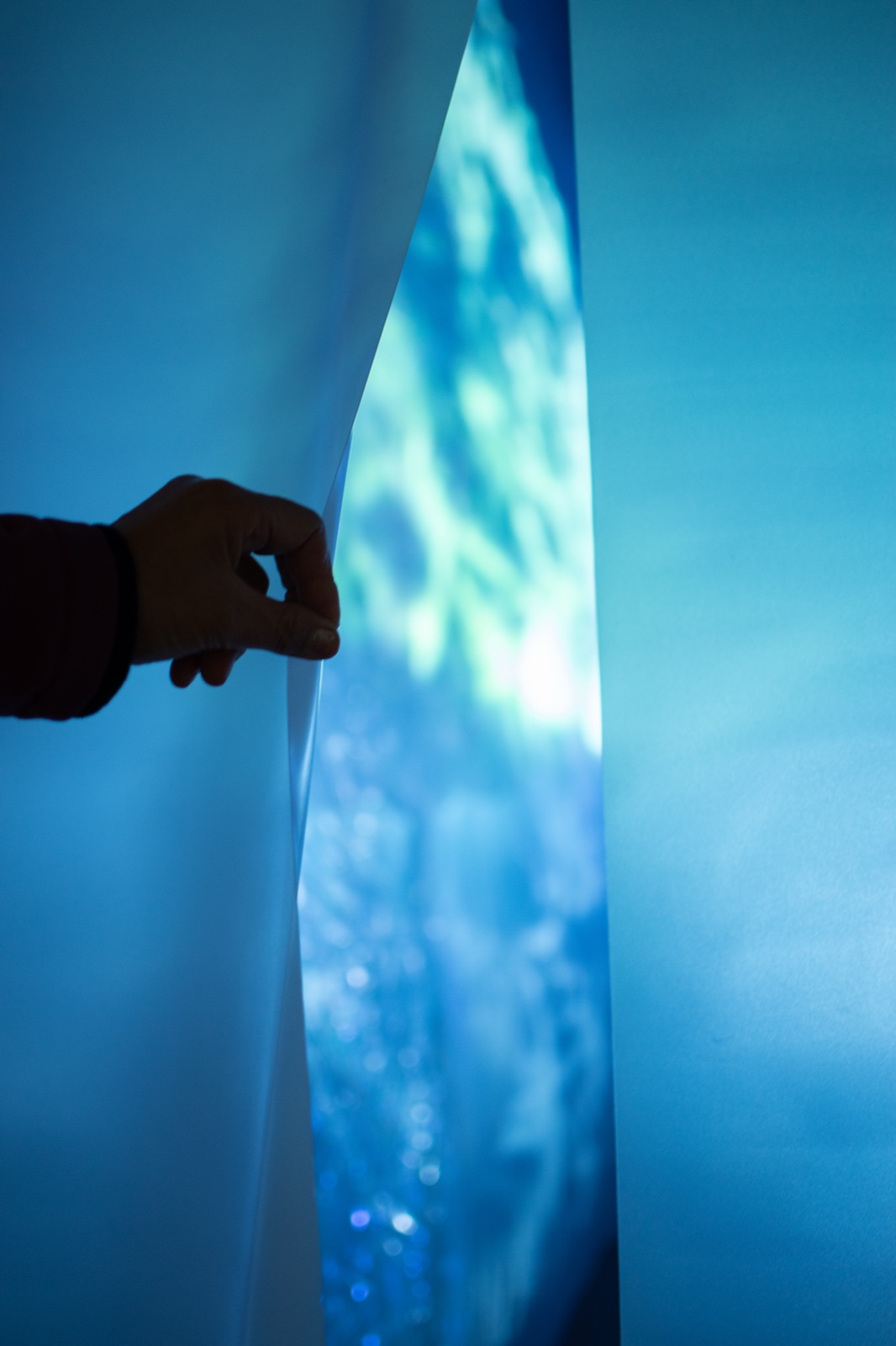L’installazione OPAQUE con i veli di plastica riciclata