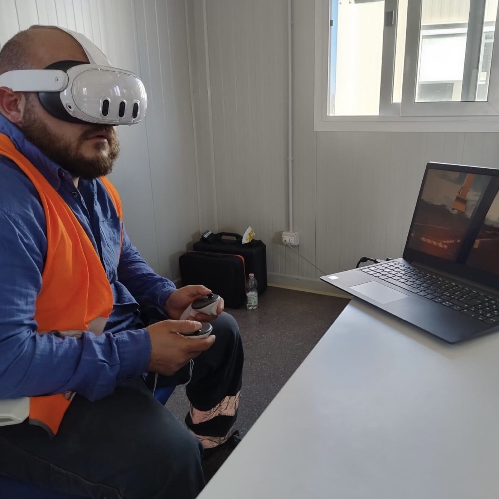 Un operatore durante un training industriale in realtà virtuale