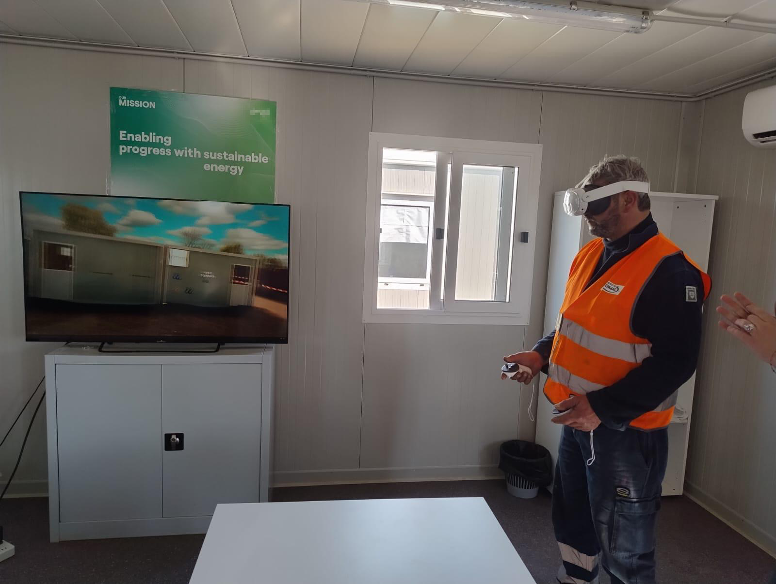 Un operatore durante il training in realtà virtuale