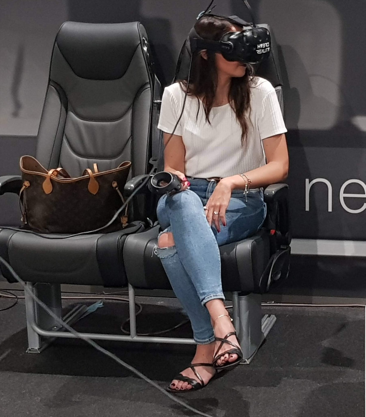 Una donna esplora un ambiente in realtà virtuale
